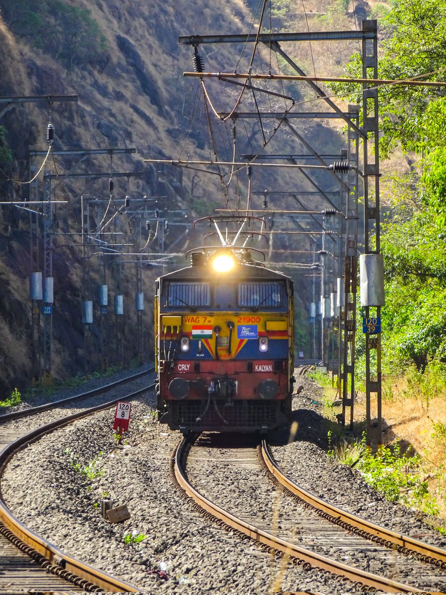 Pranit_Roxx's tweet photo. WAG7m (wcam3) Banker Locomotive twins descending Bhor Ghat. #IndianRailways #wcam3 #21900 #bhorghat https://t.co/OEviGCQvqK