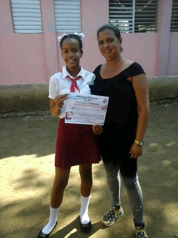 WilberR37373005's tweet photo. Es un  orgullo para el maestro ver triunfar a sus alumnos. Felicidades a los estudiantes ganadores de medalla de oro en los concurso nacional de conocimientos.#dmesanluis.#dpestgo.# SantiagodeCuba. @elsa_ena .@RaulSamon https://t.co/Yu9pdRlpeW