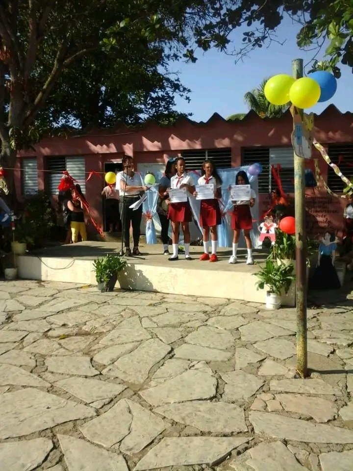 WilberR37373005's tweet photo. Es un  orgullo para el maestro ver triunfar a sus alumnos. Felicidades a los estudiantes ganadores de medalla de oro en los concurso nacional de conocimientos.#dmesanluis.#dpestgo.# SantiagodeCuba. @elsa_ena .@RaulSamon https://t.co/Yu9pdRlpeW
