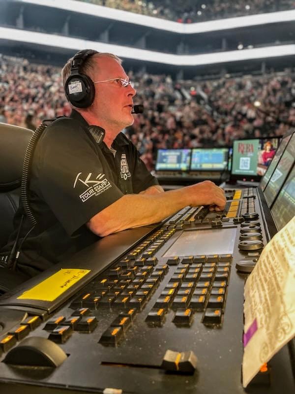 BanditLites's tweet photo. Lighting up Reba at the Hollywood Bowl! 

Lighting design by Matthieu Larivée with LUZ Studio 

LD Andy Knighton 

#GigLife https://t.co/BWnNyoNRb3