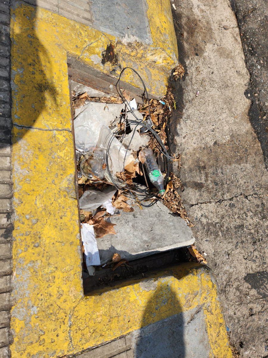 Foto dedicada a <a href="/MuniRosario/">Municipalidad de Rosario</a> por si le interesa.
Boca de tormenta, ochava noreste.
Muy lindo todo