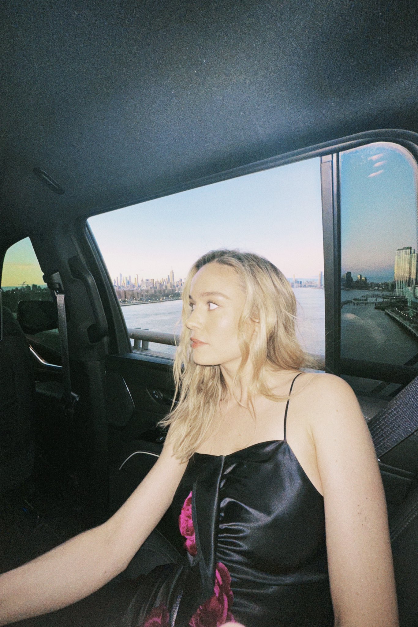 ブリー・ラーソン直筆サイン入り大型写真…Brie Larson
