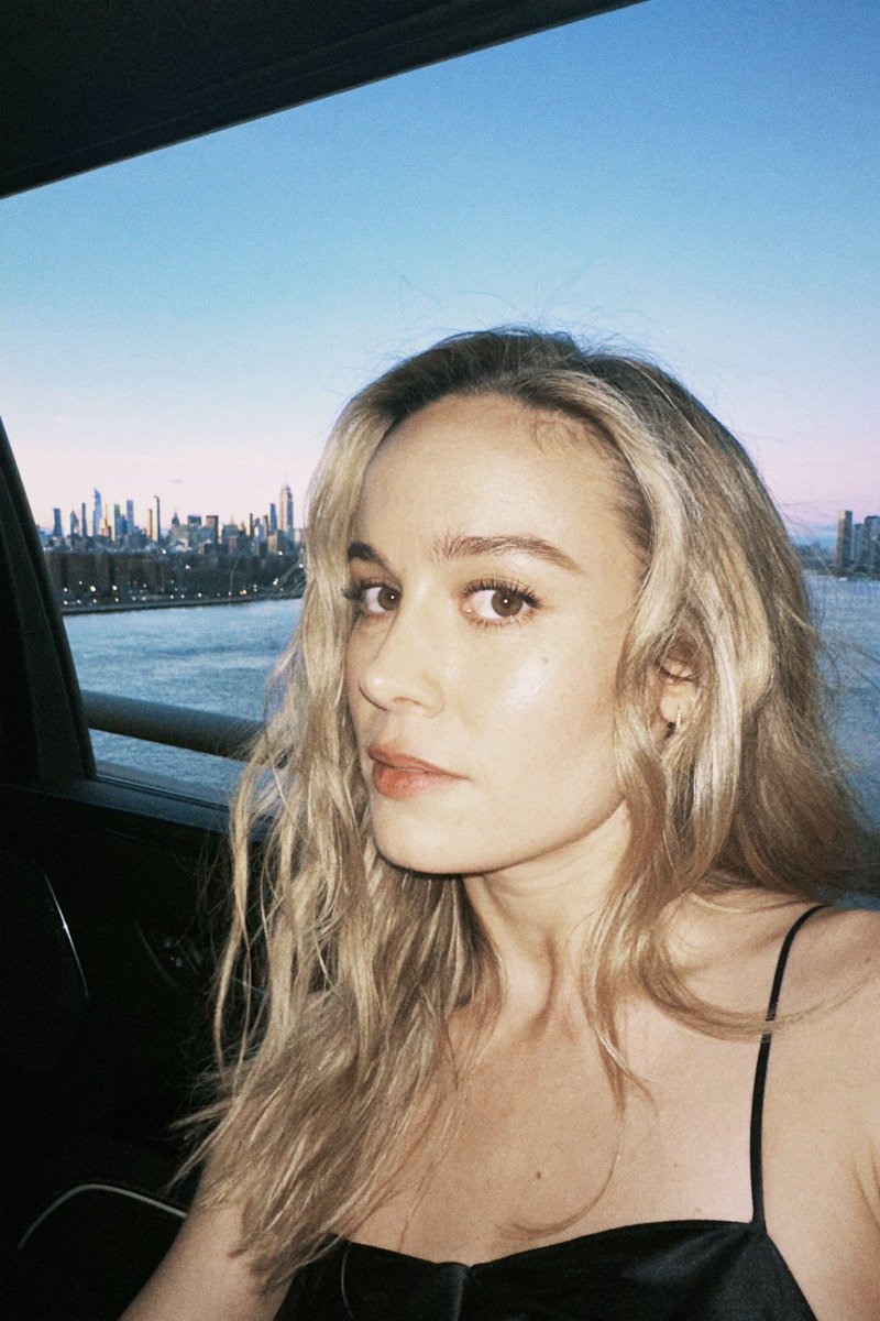ブリー・ラーソン直筆サイン入り大型写真…Brie Larson