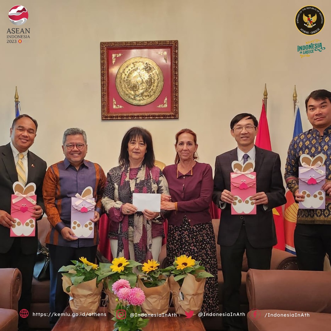 indonesiainath's tweet photo. It is indeed heartening to read the warm words and receive the adorable keepsake from the children of the Friends of the Child Association following the successful ASEAN Plus Bazaar. Ευχαριστώ παρά πολύ γι' αυτό το υπέροχο δώρο 💐❤️🇮🇩🇬🇷
#IniDiplomasi
#ASEAN
#ACAT
#KBRIAthena https://t.co/QUGhSBmaGg