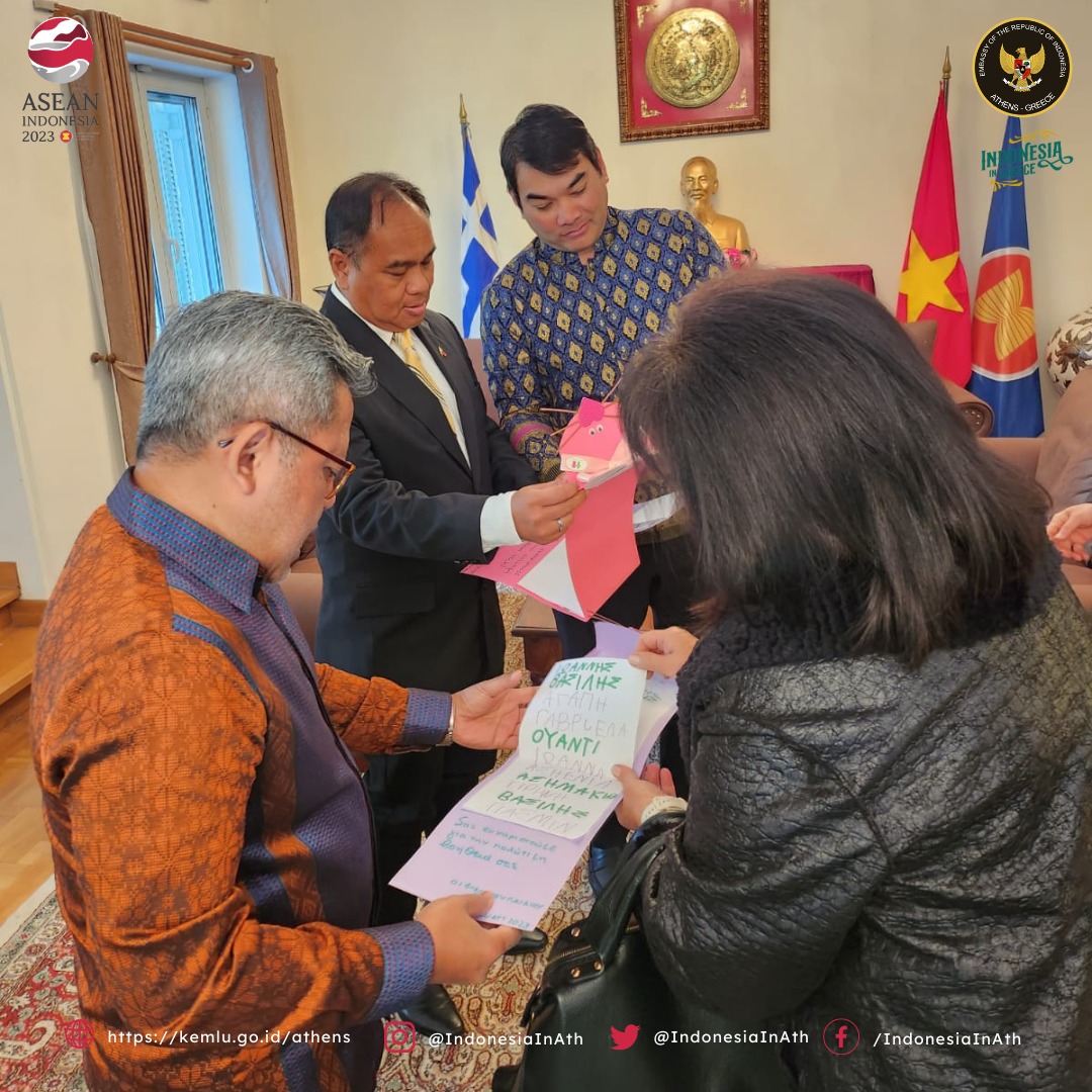 indonesiainath's tweet photo. It is indeed heartening to read the warm words and receive the adorable keepsake from the children of the Friends of the Child Association following the successful ASEAN Plus Bazaar. Ευχαριστώ παρά πολύ γι' αυτό το υπέροχο δώρο 💐❤️🇮🇩🇬🇷
#IniDiplomasi
#ASEAN
#ACAT
#KBRIAthena https://t.co/QUGhSBmaGg