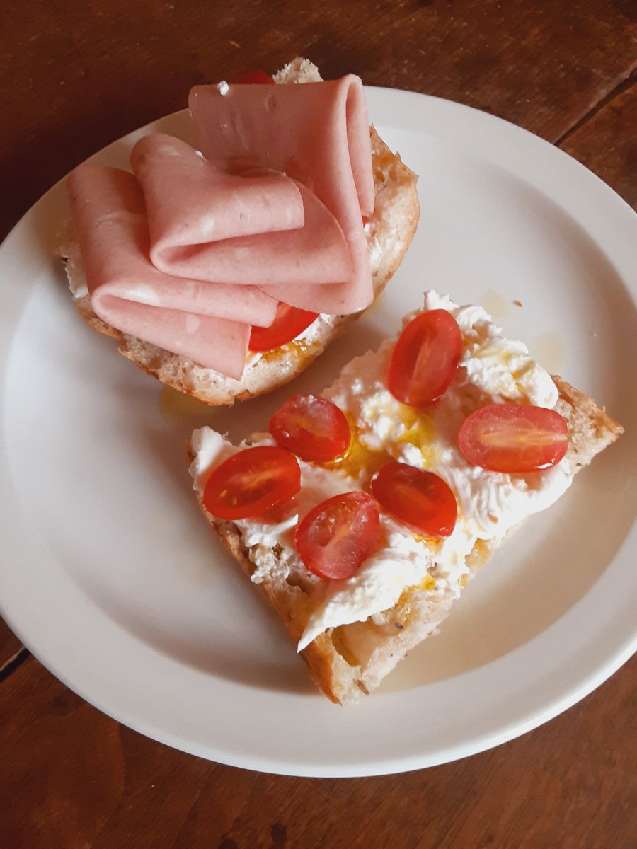 Titmousie2's tweet image. #mortadella
#stracciatela
#rusticbread
#cherrytomatoes

yum 😋