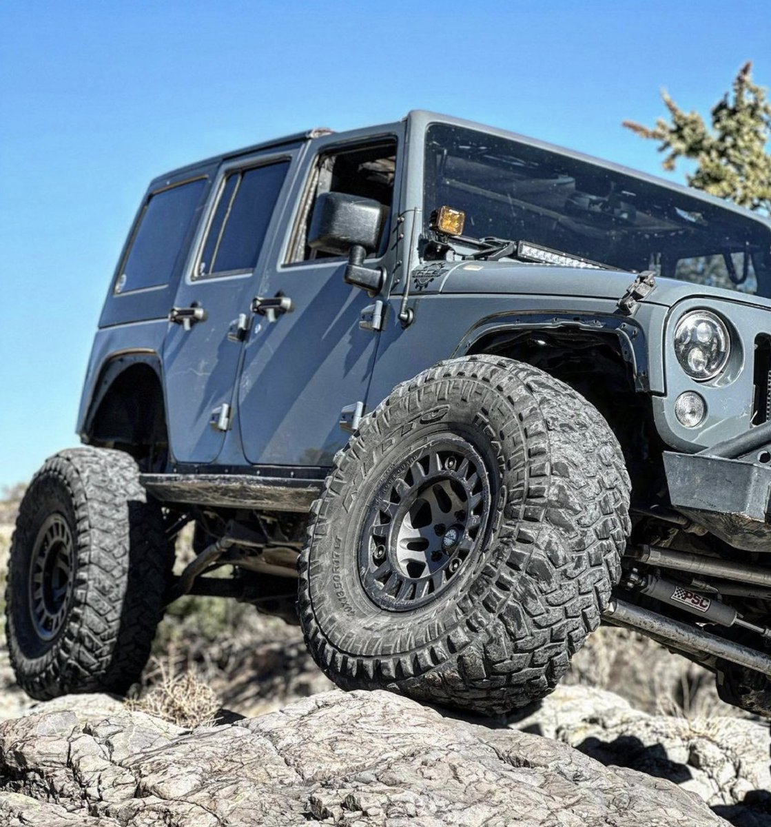 Flexing into #TrailTuesday 
PC: temolishiion_