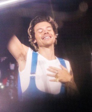 harryaargentina's tweet photo. cuando no estás 
la casa vacía pregunta cuando volverás🎶 https://t.co/xp54vyCc72