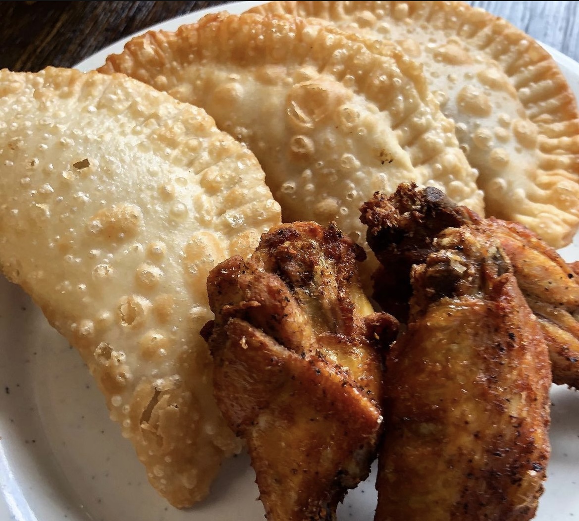 It's Townie Tuesday! A day dedicated to lifting up local RI businesses every week! Today we're talking about La Casita Restaurant in West Warwick, RI. Known as the Dominican Take-Out spot. 
-
Visit their website: lacasitari.com
Photo: Re-posted from La Casita Restaurant