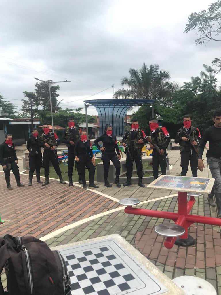 GustavoBolivar's tweet photo. PUESTA EN ESCENA:
—Casting bien. Buenos modelos (1y2)
—Arte se raja (3y4) porque la pañoleta lleva los colores verticales, no horizontales.
—Vestuario patético. ¿Sudaderas Nike?
A este piloto le faltó director. https://t.co/AO2LtdxvHb