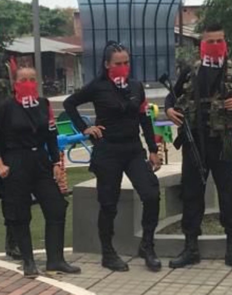 GustavoBolivar's tweet photo. PUESTA EN ESCENA:
—Casting bien. Buenos modelos (1y2)
—Arte se raja (3y4) porque la pañoleta lleva los colores verticales, no horizontales.
—Vestuario patético. ¿Sudaderas Nike?
A este piloto le faltó director. https://t.co/AO2LtdxvHb