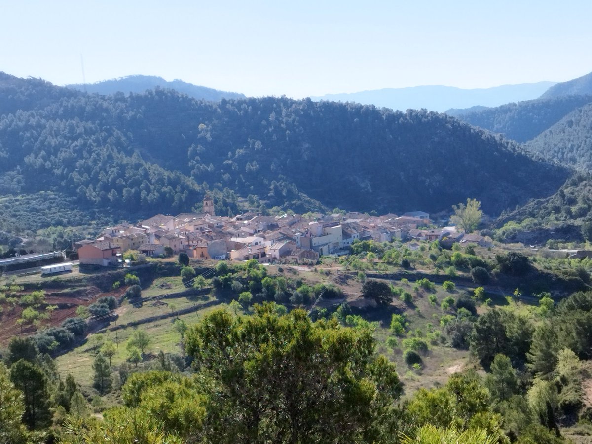 Bonica població de Bot malgrat els crits esfereïdors des de la granja d'aviram. @bot <a href="/TerraAltaTurism/">Terra Alta Turisme</a> #aviram #sostenibilitat <a href="/ramaderia/">#Prou Ramaderia Industrial</a> <a href="/gencat/">Generalitat de Catalunya</a> #ecologia #ecologisme #respectepelsanimals