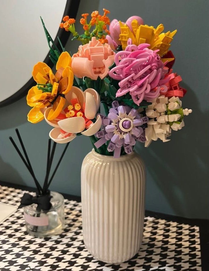 300moods's tweet image. Lego flowers 💐