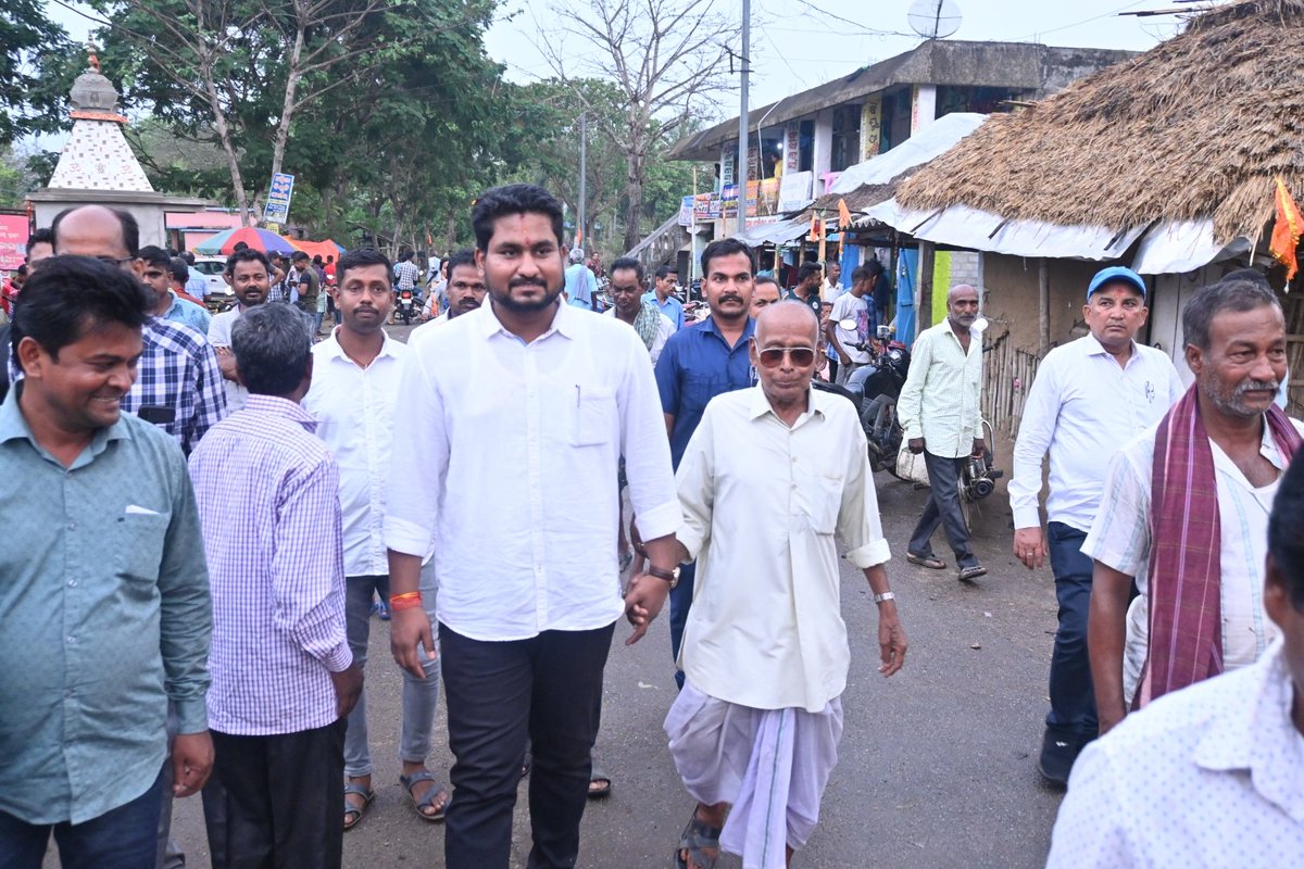 suryabanshibjp's tweet photo. ଆଜି ଚୁଡ଼ାକୁଟୀ ପଞ୍ଚାୟତର ବିଭିନ୍ନ ଗ୍ରାମକୁ ଯାଇ ଅଞ୍ଚଳବାସୀଙ୍କ ବିଭିନ୍ନ ପ୍ରସଙ୍ଗରେ ଆଲୋଚନା କରିବା ସହ ବ୍ୟକ୍ତିଗତ ତଥା ସାମୁହିକ ସମସ୍ୟା ଗୁଡ଼ିକର ସମାଧାନ ପାଇଁ ପ୍ରୟାସ କଲି ।

#dhamnagarmoparibar #suryabanshisuraj #serviceatdoorstep https://t.co/bT7zBunScf