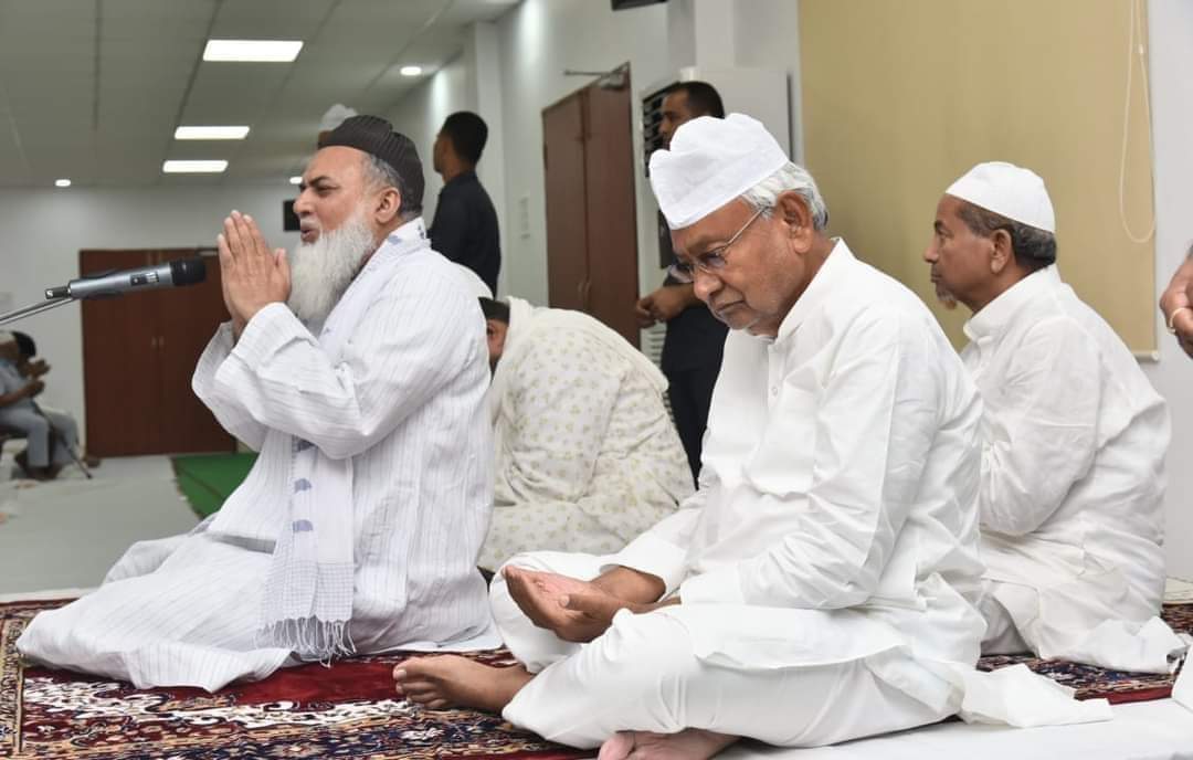 epanchjanya's tweet photo. #आज_का_प्रश्न

नीतीश कुमार की इस तस्वीर पर क्या होगी आपकी टिप्पणी ?

कमेंट कर जरूर बताएं। https://t.co/lU7yEeJNqA