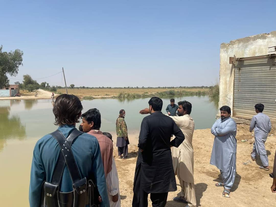 منجھو شوری نصیرآباد۔!
پاکستان پیپلزپارٹی کے رہنما سردارزادہ بابا غلام رسول خان عمرانی منجھو شوری بیرون میں آنے والے سیلابی پانی کا جائزہ لے رہے ہیں۔۔
#Flood2023
<a href="/BabaUmranii/">Sardar Baba Ghulam Rasool Umrani</a> <a href="/PPP_Org/">Pakistan Peoples Party - PPP</a>