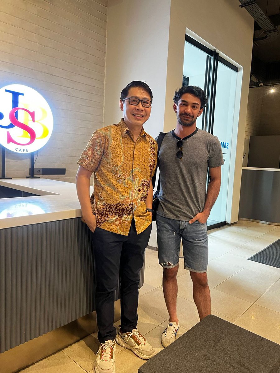 SetiawanWinarto's tweet photo. Met fav Indonesian actor Reza Rahadian @officialpilarez https://t.co/73w3gyUgNy