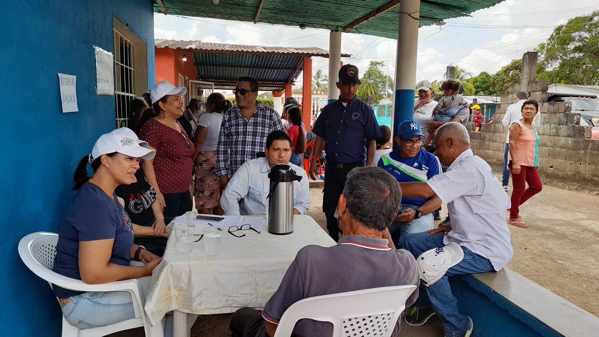 maturin_posible's tweet photo. #4Abril El equipo organizativo de la #LaMaturinPosible se encuentra ya preparando la siguiente Jornada humanitaria en el sector rural de Maturin. Tiene como objetivo atender la población más vulnerable; niños y adultos mayores. Pediátria y medicina general son servicios fijos. https://t.co/KRFui0S5jp