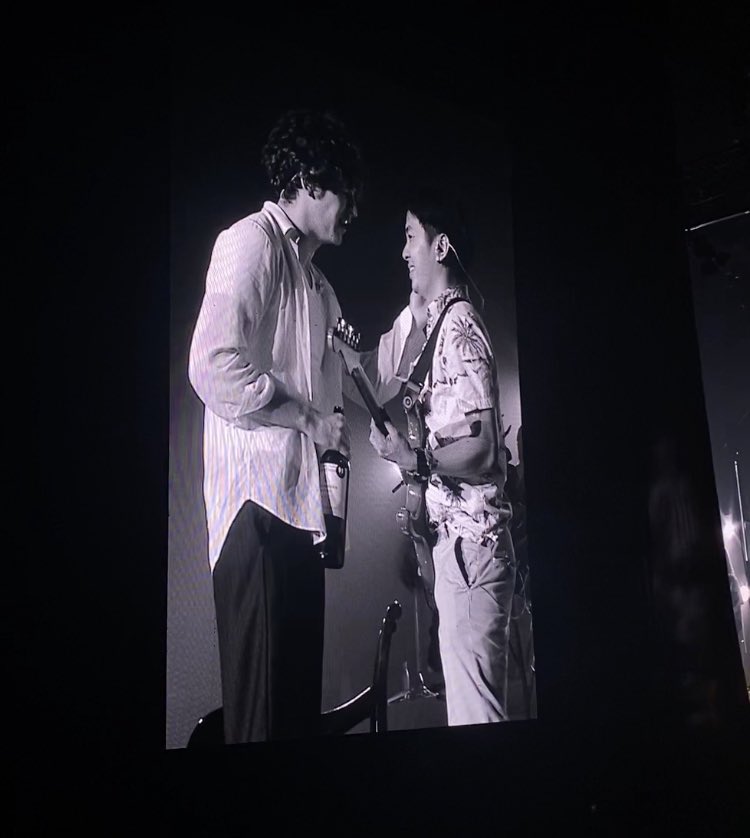 tsrethap's tweet image. แมตตี้น่ารักมากอ่ะ มีคนชูป้ายขอเล่นกีตาร์เพลง Robbers เค้าก็เรียกให้ขึ้นมาเล่น ช่วยสอนตอนใส่ ear monitor ช่วยนับจังหวะ พอเล่นเสร็จก็คุยบนคอนอีก จนพี่การ์ดต้องเชิญลงไป แงน่าร้ากก พี่คนนั้นคือคอมพลีทที่สุดแล้ว ได้ร้องเพลงกับนักร้องที่ตัวเองชอบ 🥹💖🫶🏻 ดีใจด้วยมากๆ #The1975LiveinBKK