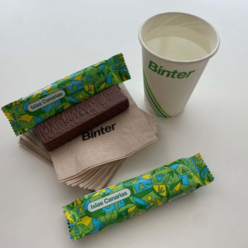 BinterCanarias's tweet photo. 🍫¡Vuelve nuestro servicio a bordo habitual! En los vuelos interinsulares, volvemos a ofrecer nuestras @ambrosiastirma, el chocolate sin gluten y agua durante el trayecto. https://t.co/x0obhOOw2C