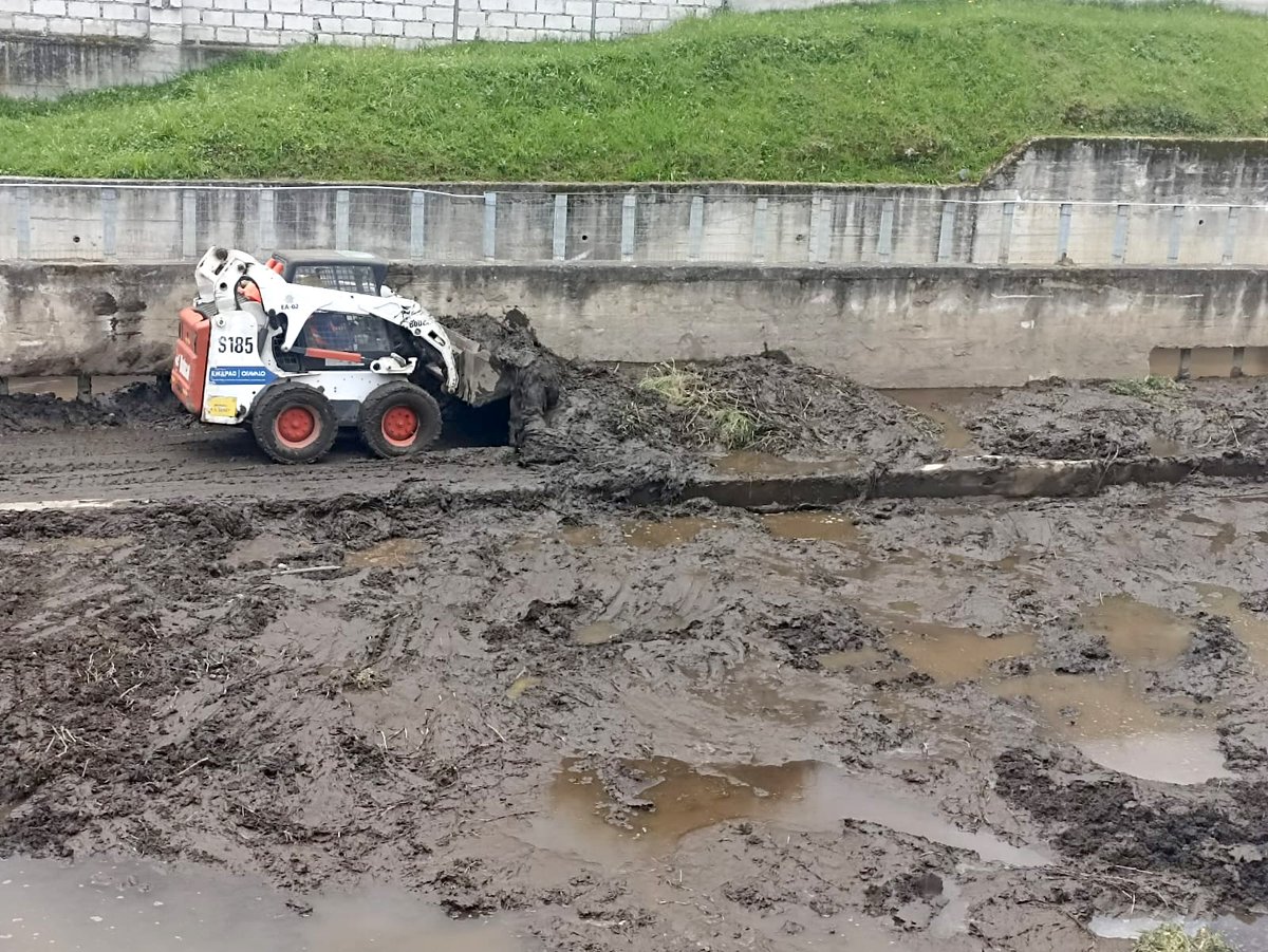EmapaOtavalo's tweet photo. En coordinación con el @GADOtavalo, la EMAPAO realizó la limpieza de las estructuras de retención del sistema pluvial, ubicadas en la #FuenteDePunyaro.
Se retiró lodo y residuos sólidos, arrastrados por las quebradas #Mojanda y #Cuscungo. https://t.co/7wpr5yKYTs