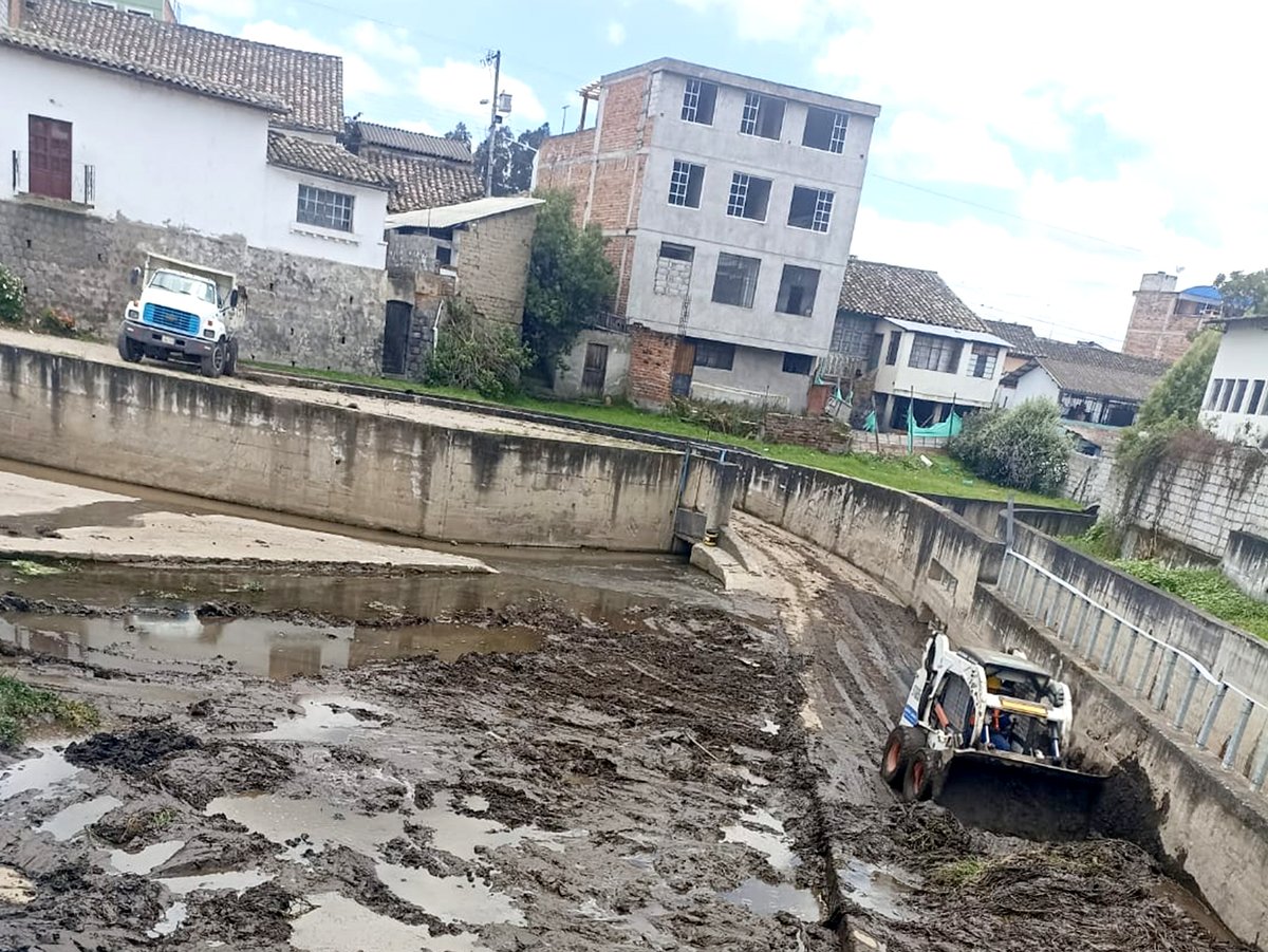 EmapaOtavalo's tweet photo. En coordinación con el @GADOtavalo, la EMAPAO realizó la limpieza de las estructuras de retención del sistema pluvial, ubicadas en la #FuenteDePunyaro.
Se retiró lodo y residuos sólidos, arrastrados por las quebradas #Mojanda y #Cuscungo. https://t.co/7wpr5yKYTs