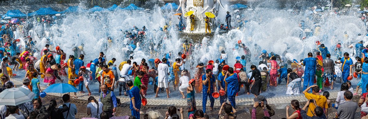 The #WaterSprinklingFestival celebrated by the Dai people of Xishuangbanna Prefecture begins today. It involves food, dancing, #DragonBoat racing, local craft, religious ceremonies known as ‘bathing the Buddha’ and crowds of people splashing one another! #TraditionalFestival