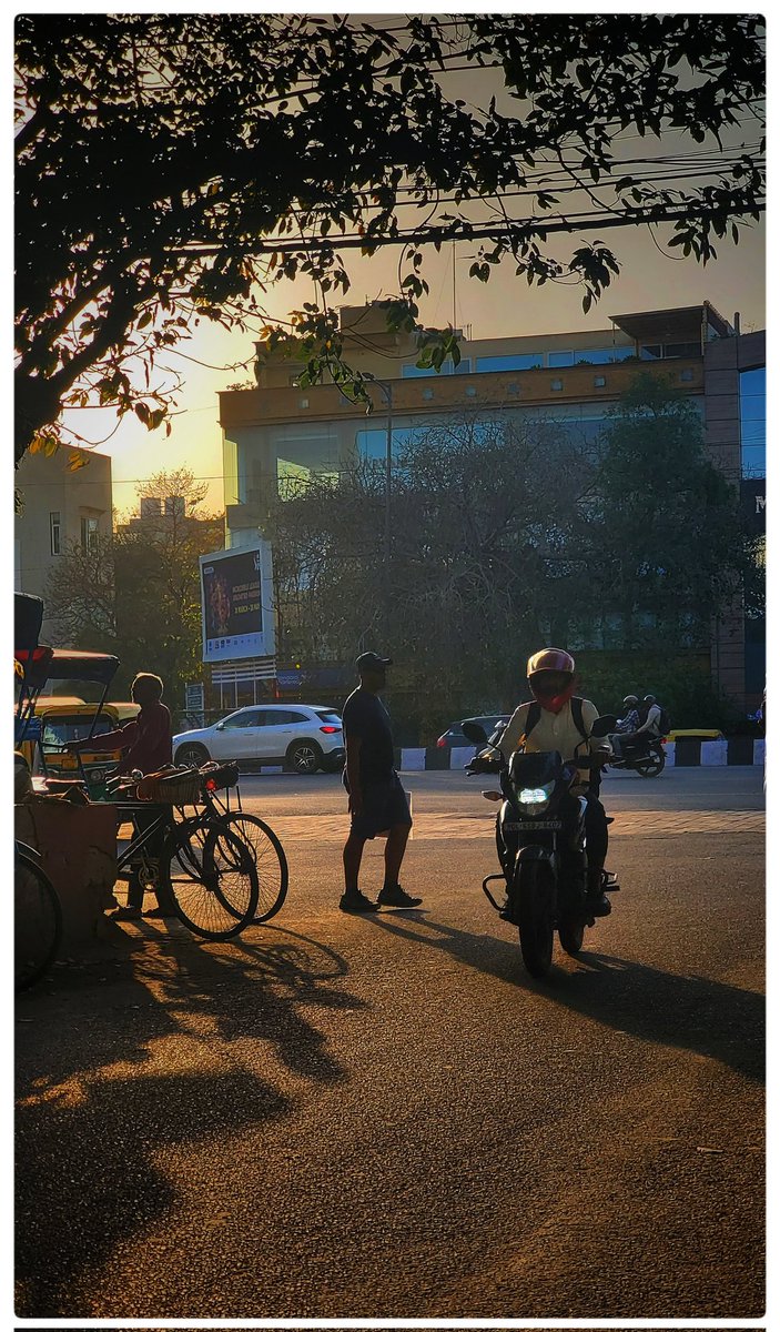 Zindagi bina rukey chal rahi hai !
#samsungnote @SamsungIndia #shotonsamsung #delhigram #streetsofdelhi #delhiroads #sunset
