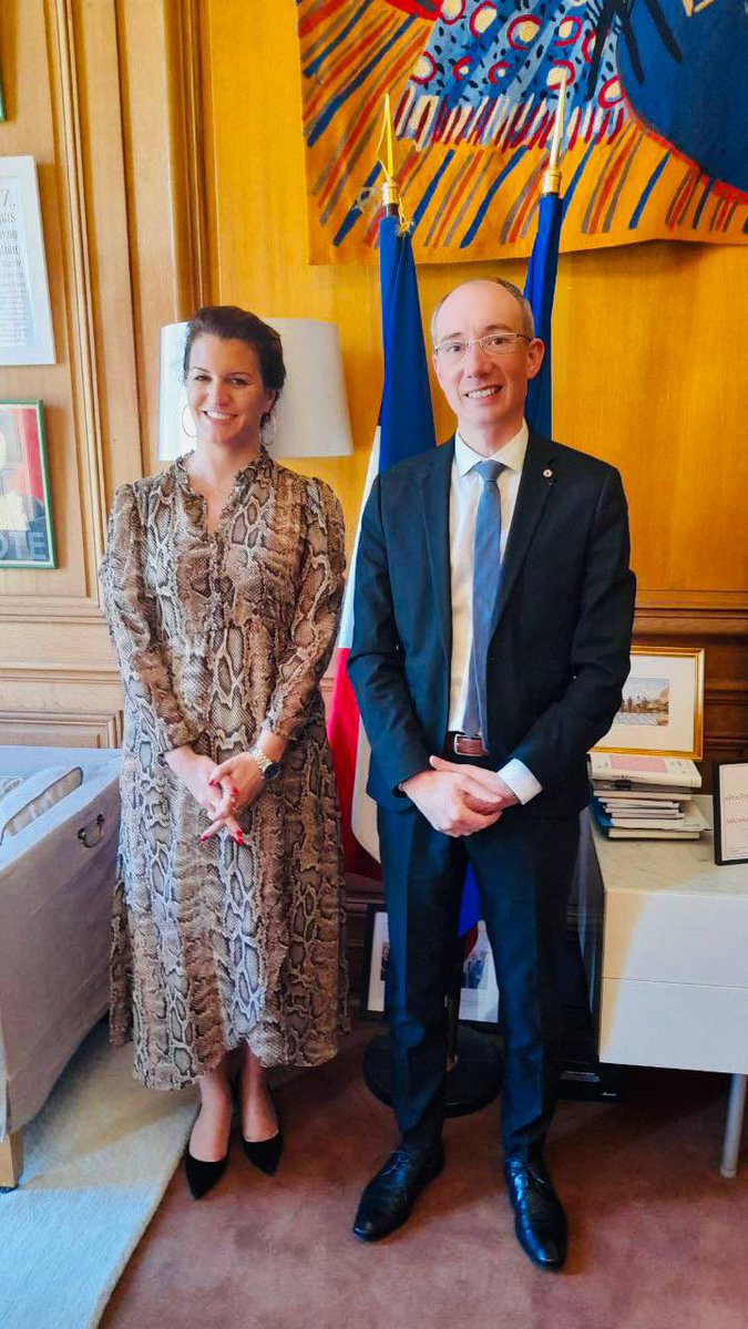  tweet picture