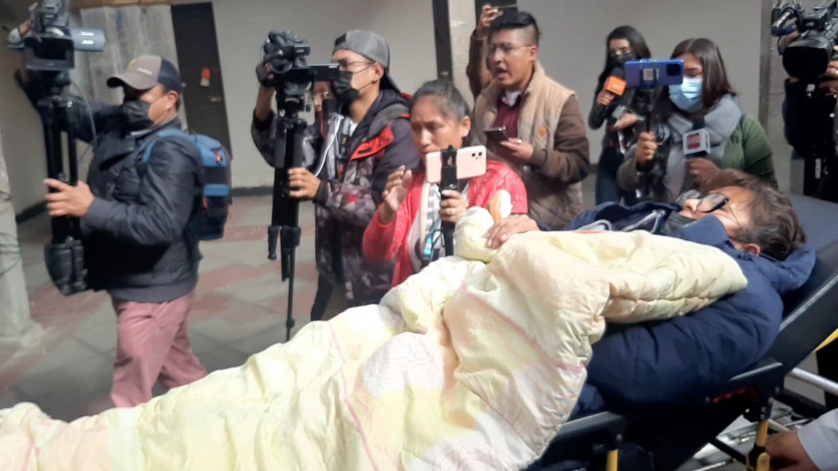 EverVargasL's tweet photo. #deÚltimo
Dos maestras fueron dados de baja médica en el octavo día de huelga de hambre que inició el #MagisterioUrbano de Bolivia y en total suman 15 maestros. La profesora Dabne Rioja informa que este miércoles reforzarán la medida de presión en La Paz con 31 maestros. https://t.co/6YZV57XqrL