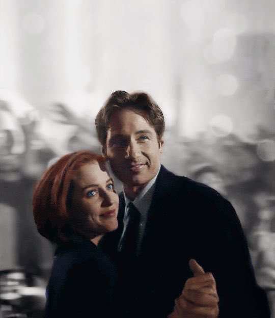 hearteyes4david's tweet photo. It’s #TouchstoneTuesday and if you can’t laugh or smile with your touchstone then what’s the point? #Mulder #Scully #MSR #DavidDuchovny #Hearteyes #GillianAnderson https://t.co/ezWdLP31t5