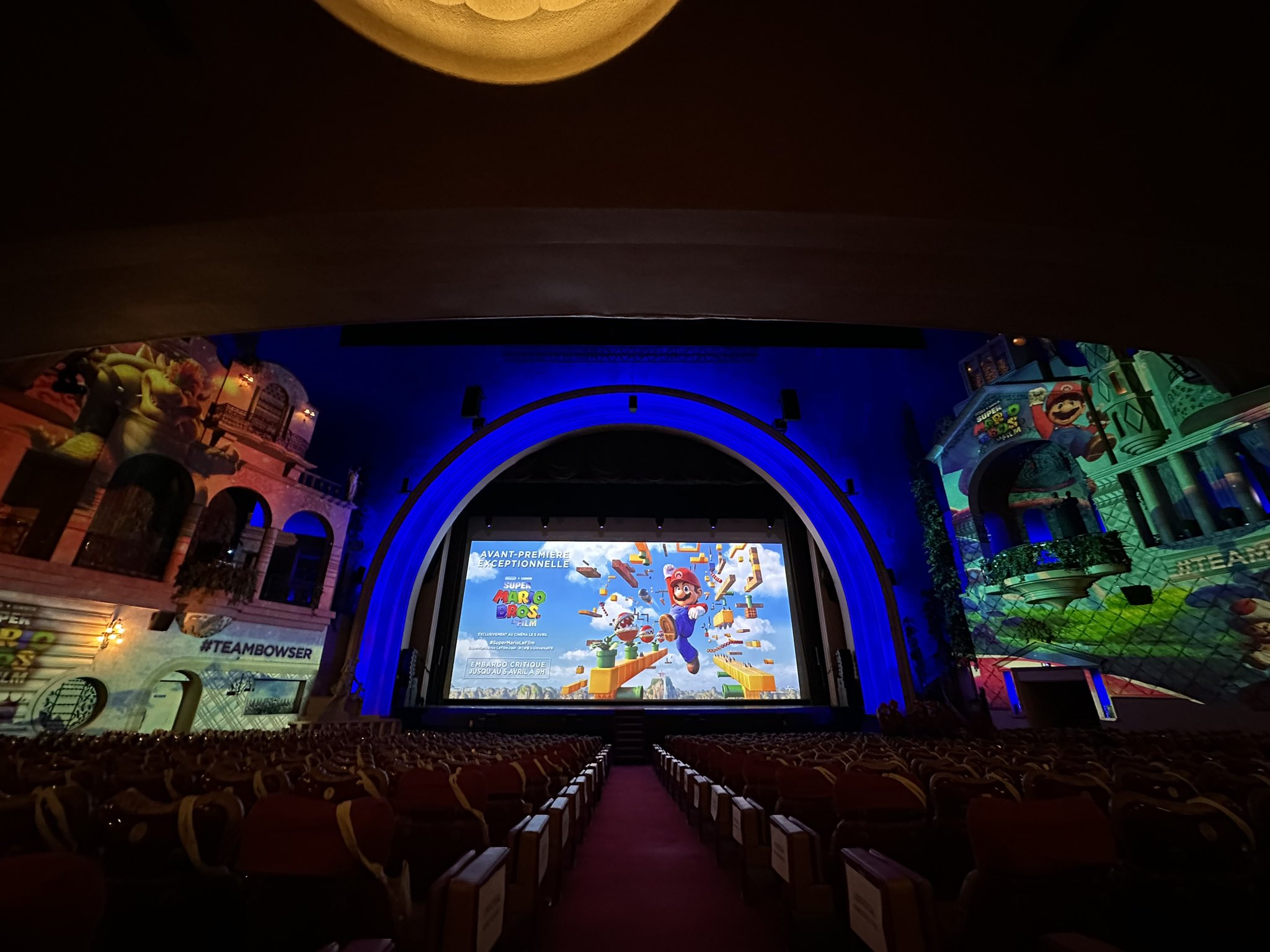 Photographie d'une salle de cinéma vide du Grand Rex (Paris) où a été diffusé le film Super Mario Bros. (2023).