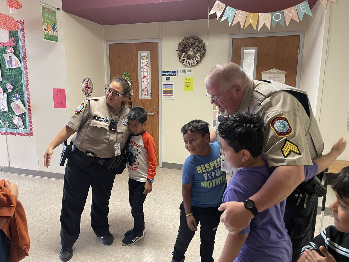 It warms my heart to see both our students and officers having a lockhart for people 💕 great seeing them on campus <a href="/NavarroLISD/">Navarro Elementary</a> #navproud #lockhartleading