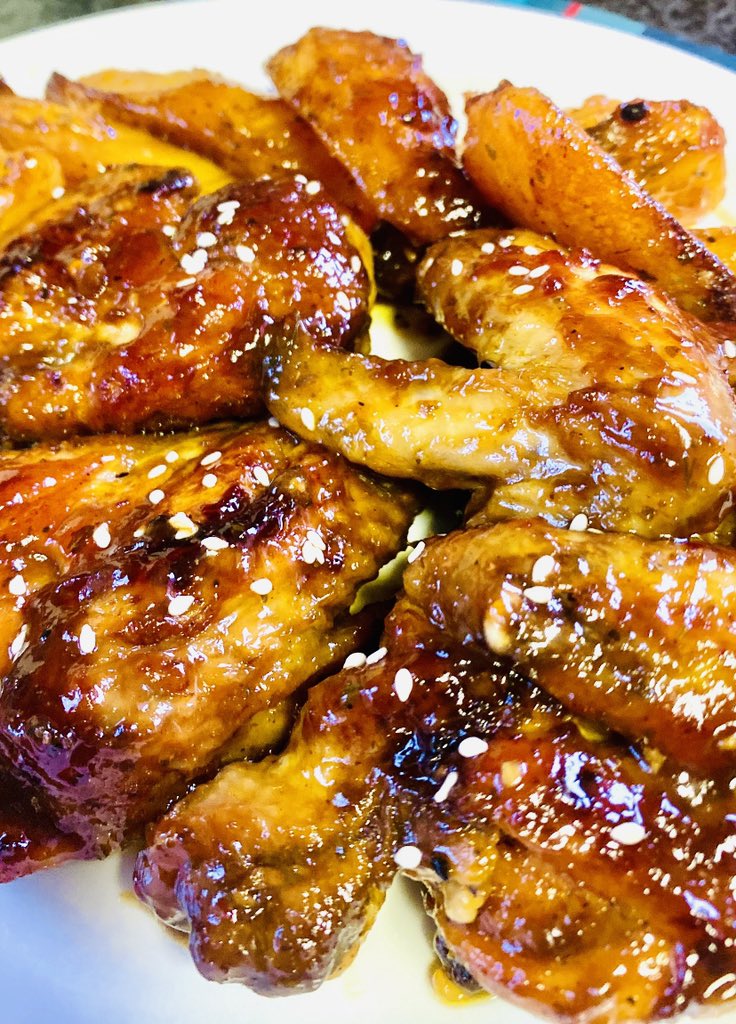 Sandraboyce19's tweet image. I made smoked barbecue sticky wings ❤️ with potatoes.. #Ramadan #iftaar #womanthatlovetocook 👩‍🍳 #Pretoria