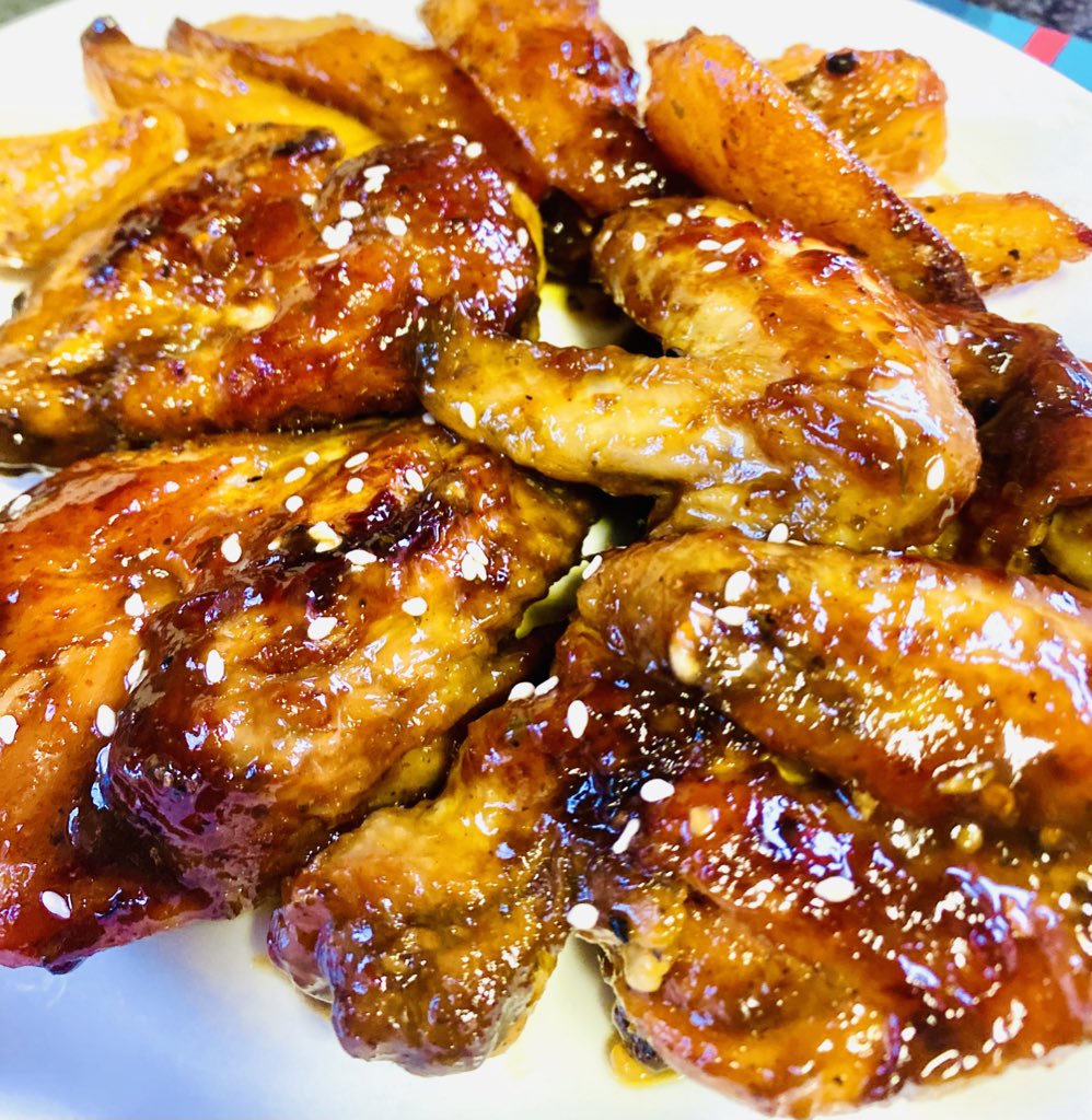 Sandraboyce19's tweet image. I made smoked barbecue sticky wings ❤️ with potatoes.. #Ramadan #iftaar #womanthatlovetocook 👩‍🍳 #Pretoria