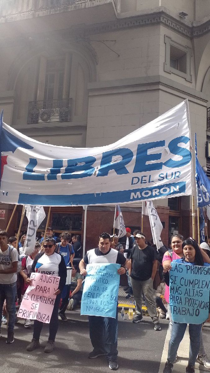 LdSTHurlingham's tweet photo. #AHORA En otra jornada de reclamos por el abandono en merenderos y comedores carenciados, por la falta de alimentos y herramientas que nos prometen hace meses y aún no hay respuestas!
#BastaDeAjusteAtiendanAlPueblo
#EmilioPersico #libresdelsur #hurligham https://t.co/T23iaTudss
