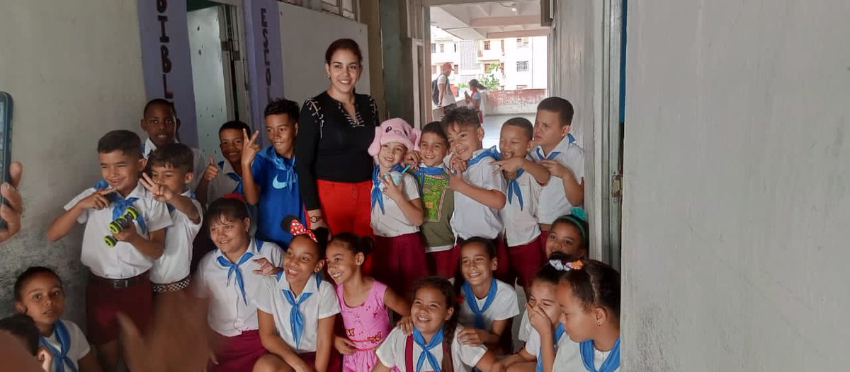 PLVenezuela's tweet photo. En las #escuelas de #hoy, está el #futuro d #Cuba. Pioneros del SI #HermanosCruz d #PinardelRío festejan con su maestra su aniversario. @OPJMCuba #Felicidades @UJCdeCuba #SomosCuba
#UnaMejorJuventudEsPosible
@PieterTerry @SNTAP3 🇨🇺👏♥️ https://t.co/SOnFX7MZ1E