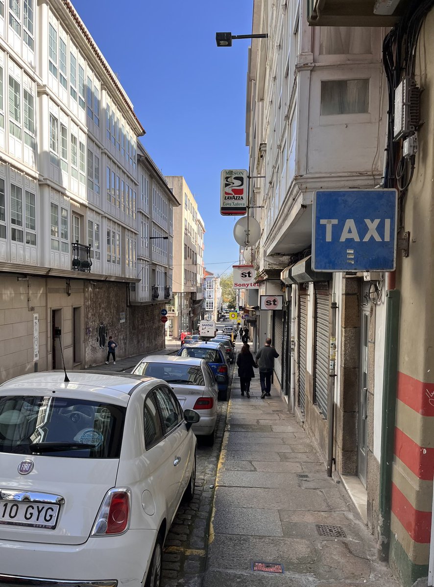 radiotaxiferrol's tweet photo. Parada de taxis en @FerrolOficial . Da igual el día, siempre ocupada por coches particulares. Nos sacaron de la Plaza de Armas para esto? @ferrol092 No podemos dar servicio a los ciudadanos en el centro. https://t.co/IJ88uC53ax