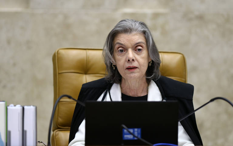 caiocezarfp's tweet photo. A pena máxima do crime de ameaça (Código Penal, art. 147) é de 6 meses. Um juiz de SC fixou a pena-base em 7 meses. Depois, por identificar a reincidência, ainda a elevou para 8 meses.

Tudo errado, mas a Turma Recursal do TJSC ratificou a dosimetria.

A defesa foi ao STJ e o habeas corpus sequer foi conhecido (HC 799.627, Rel. Min. Antonio Saldanha Palheiro).

A defesa foi, então, ao STF, tendo a Ministra Carmen Lúcia concedido a ordem para determinar o refazimento da dosimetria da pena, observando os limites mínimo e máximo previstos no tipo penal.

HC 226.018, decisão monocrática de 28.03.2023

O art. 59, II, do Código Penal, dispõe que a pena-base deve ser fixada dentro dos limites previstos. Predomina, ainda, o entendimento de que a incidência de agravante não pode elevar a pena para além do máximo previsto no tipo penal.

A possibilidade de fixar a pena aquém do mínimo ou além do máximo existe apenas na terceira fase da dosimetria, quando do exame das causas de diminuição e aumento.