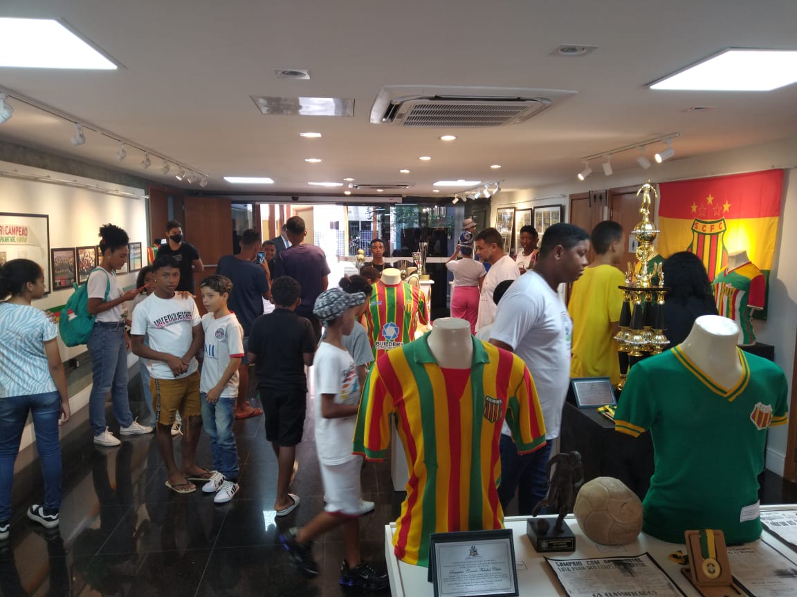 sampaiocorrea's tweet image. Alunos da Escola Cuidando da Vida participaram da Abertura da Exposição Beto Lima, em seguida visitaram a Exposição Centenário Sampaio Corrêa no CCMP. 

📸 Divulgação CCMP/MA

A Exposição do Centenário ocorre até o dia 28 de Abril! 🇧🇴
#vumborasampaio
#sampaiocorrea
#mpma
#ccmp