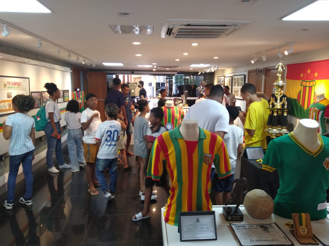 sampaiocorrea's tweet image. Alunos da Escola Cuidando da Vida participaram da Abertura da Exposição Beto Lima, em seguida visitaram a Exposição Centenário Sampaio Corrêa no CCMP. 

📸 Divulgação CCMP/MA

A Exposição do Centenário ocorre até o dia 28 de Abril! 🇧🇴
#vumborasampaio
#sampaiocorrea
#mpma
#ccmp