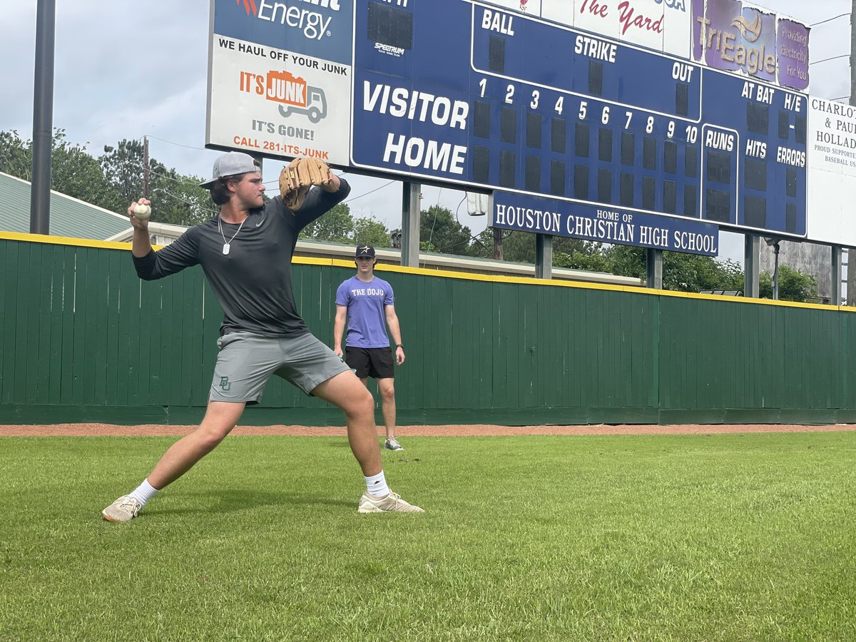 kipwells_32's tweet photo. Simple pleasures of the dojo 2.0. Playing an aggressive game of catch on an actual field, talking through ball flight and making adjustments. Through time, the basics still have a place.. https://t.co/MfocxDj2on