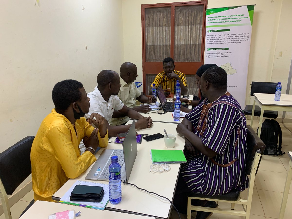 oxfamauburkina's tweet photo. Oxfam a organisé un atelier de renforcement de capacités de ses partenaires en Mobile journalisme, techniques de rédaction et production de contenus pour les réseaux sociaux les 30 et 31 mars à Ouagadougou.
#MOJO
#CDVC
#LWILI https://t.co/gs2rZSoi3b