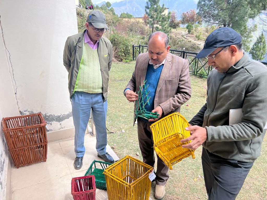 cdo_chamoli's tweet photo. NRLM के अंतर्गत लैंटाना प्रशिक्षण कार्यक्रम के समापन के अवसर पर मुख्य विकास अधिकारी महोदय द्वारा समूह सदस्यों को प्रमाण पत्र वितरित किये गए एवं उनके द्वारा बनाये उत्पादों की  प्रशंसा की.  @SecyRDUK @basava_ias @usrlmchamoli @ukcmo @ChamoliDm @UsrlmOfficial @drkohlib4u @UKPASaC https://t.co/keuhCw0Gc6