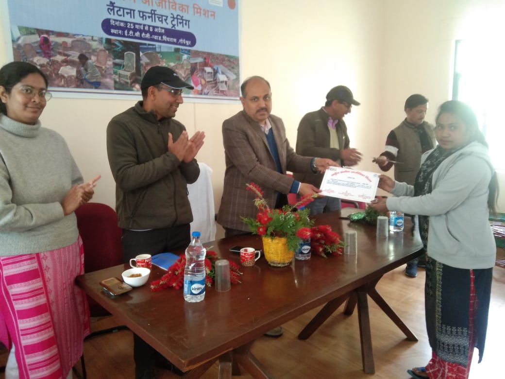 cdo_chamoli's tweet photo. NRLM के अंतर्गत लैंटाना प्रशिक्षण कार्यक्रम के समापन के अवसर पर मुख्य विकास अधिकारी महोदय द्वारा समूह सदस्यों को प्रमाण पत्र वितरित किये गए एवं उनके द्वारा बनाये उत्पादों की  प्रशंसा की.  @SecyRDUK @basava_ias @usrlmchamoli @ukcmo @ChamoliDm @UsrlmOfficial @drkohlib4u @UKPASaC https://t.co/keuhCw0Gc6