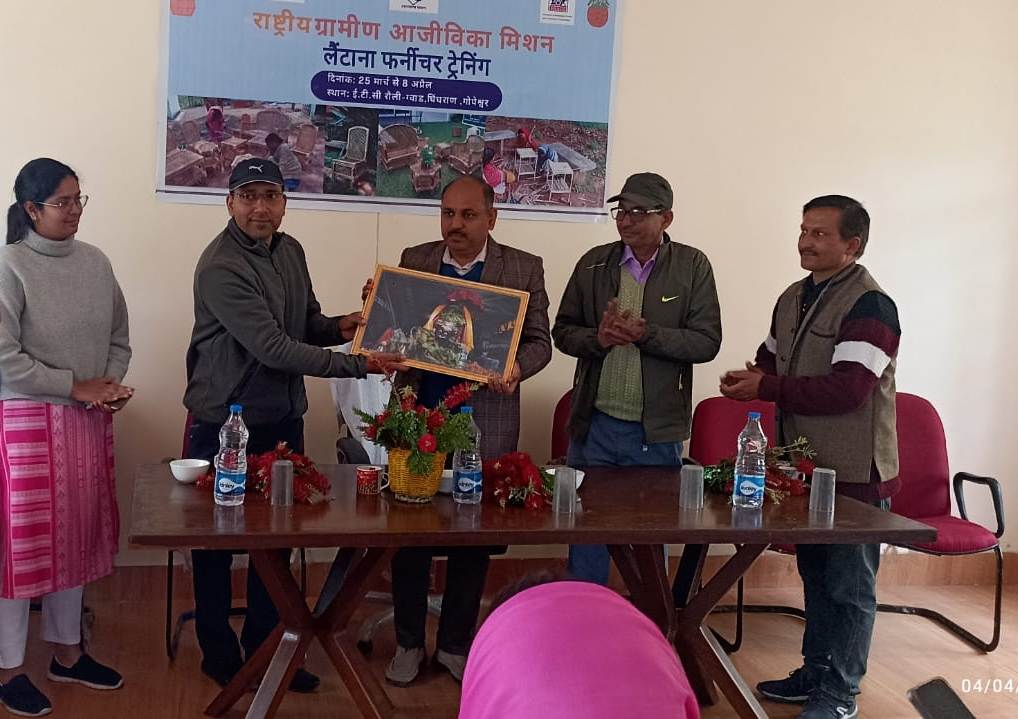 cdo_chamoli's tweet photo. NRLM के अंतर्गत लैंटाना प्रशिक्षण कार्यक्रम के समापन के अवसर पर मुख्य विकास अधिकारी महोदय द्वारा समूह सदस्यों को प्रमाण पत्र वितरित किये गए एवं उनके द्वारा बनाये उत्पादों की  प्रशंसा की.  @SecyRDUK @basava_ias @usrlmchamoli @ukcmo @ChamoliDm @UsrlmOfficial @drkohlib4u @UKPASaC https://t.co/keuhCw0Gc6