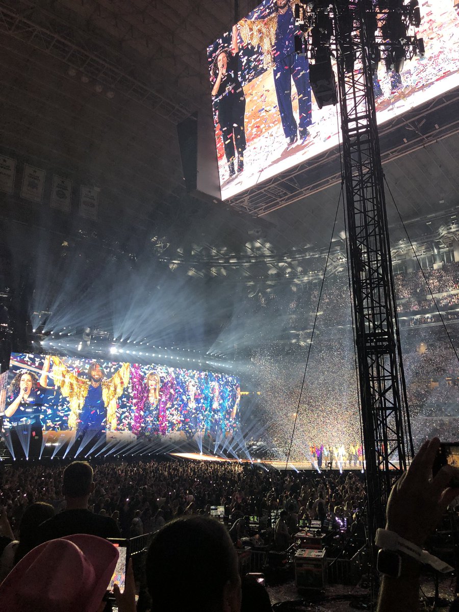 mamanda_rose's tweet photo. This past weekend, one of my deer friends surprised me with tickets to night 2 in Arlington, TX of The Eras Tour and it was the most wonderful experience of my life! DBATC is one of my favorite songs and I got to hear Taylor play the song live on guitar 3 times!! #apr325 https://t.co/R5f16IkQub