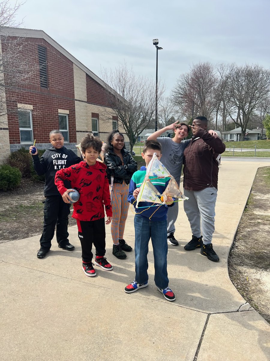 strobleclass's tweet photo. Flying our Kites today! https://t.co/oLGxk1AMUu