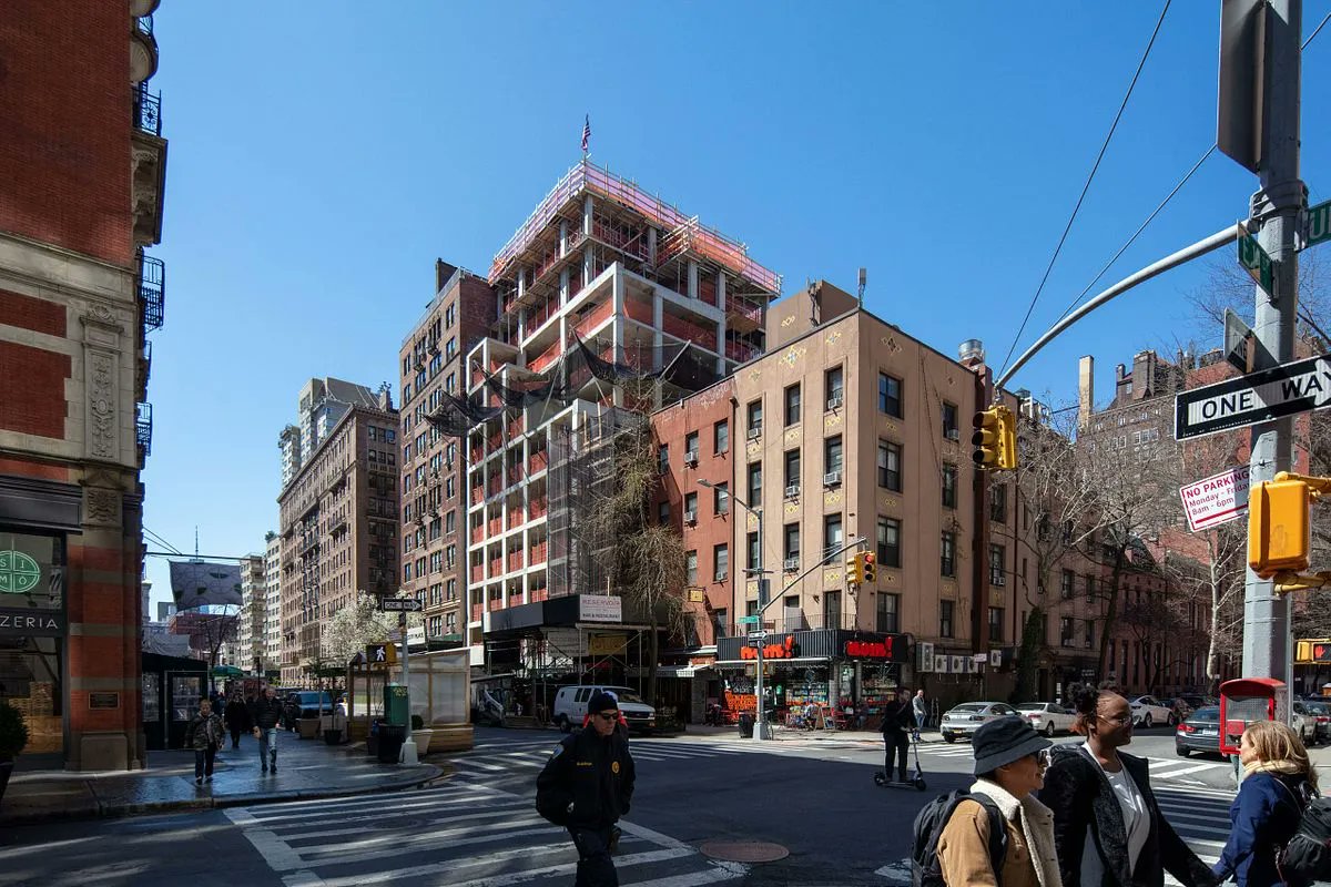 TheB1M's tweet photo. This @KohnPedersenFox-designed residential development has topped-out in Greenwich Village, New York. The striking brick facade of 64 University Place will nod to the historic Revival-style buildings of the neighborhood - https://t.co/wIppfiADFY #construction #architecture https://t.co/XHR5trrfvM