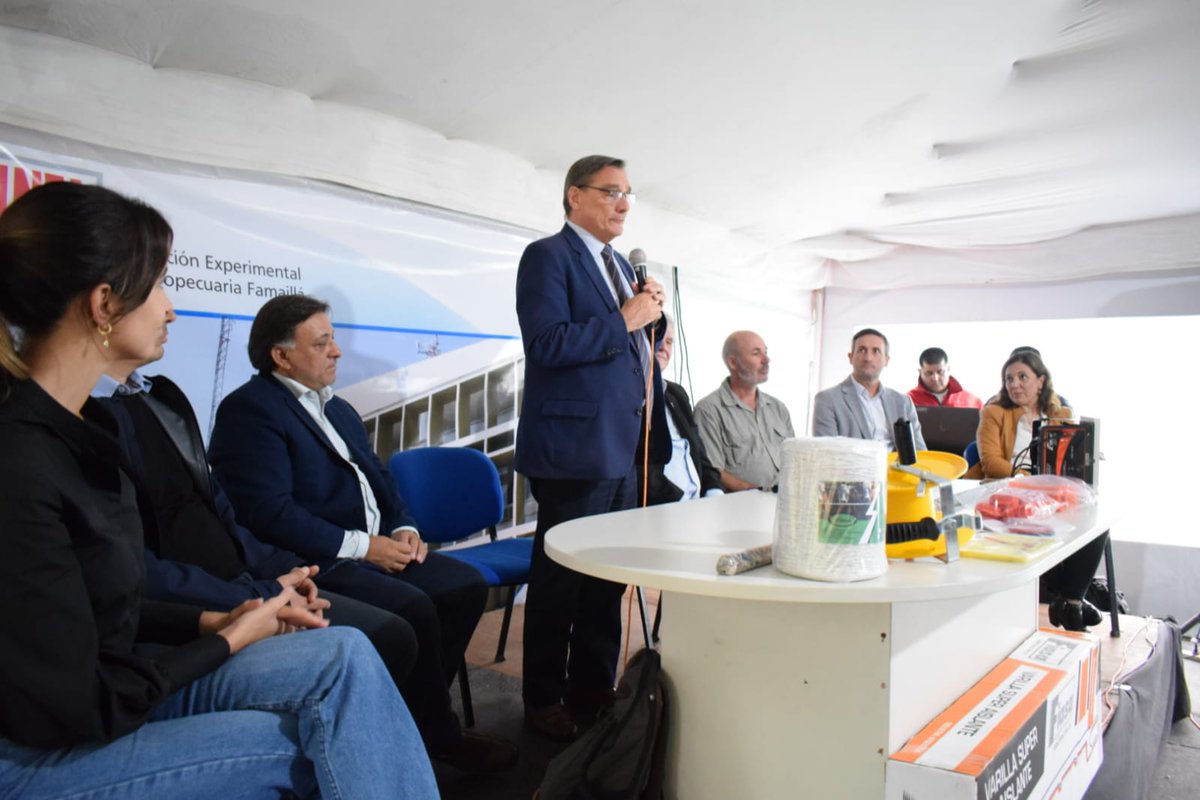 SimonPadros's tweet photo. Junto a @florencia_teran, Directora de Energía Renovable de la Nación hicimos entrega de boyeros solares en el marco del #PERMER.
Nos acompañaron @EduardoCastrook, Sec. de Coord. de @producciontuc, Miguel Gómez, presidente del #INAF, Lliliana Fortini, Directora del INTA Famailla https://t.co/mGQRxNstFu